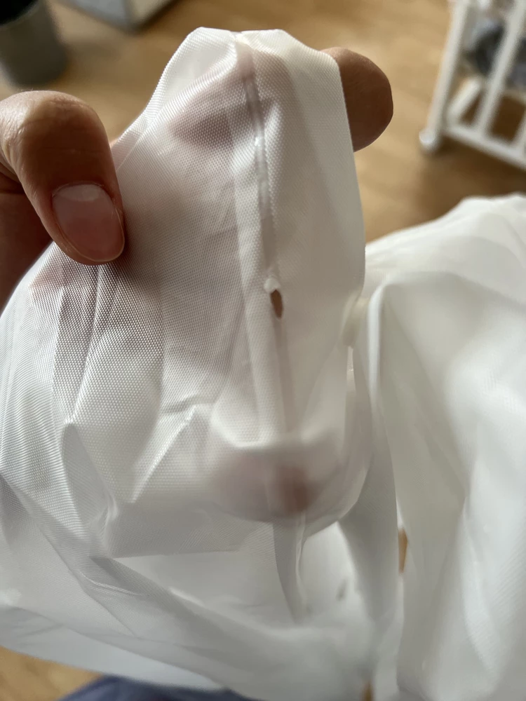 Дождевик сам по себе ничего,в деле еще не проверяла, но минус за дырку!