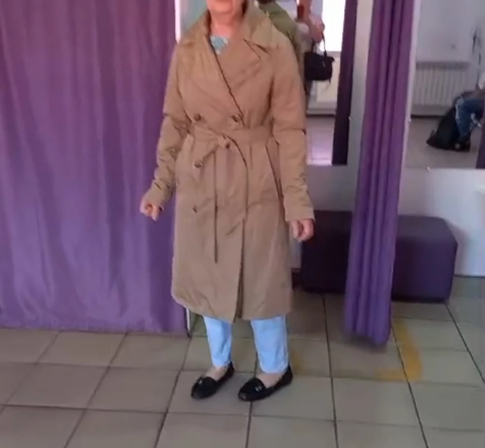 Отличное пальто на осень.Качество хорошее,швы ровные.На рост 160, р 44-46 - подошла М,можно надеть ещё кофту. Брали на выбор два цвета,беж богаче смотрится, голубой слишком бледный и намного тоньше подкладка.