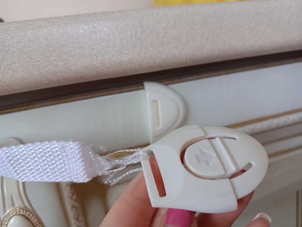 Самая идиотская и бестолковая покупка на вб за всё время! Ребёнок за 2 минуты понял как открыть данный блокиратор, потянул дверь гарнита и вуаля, крепление блокиратора отошло 🤦 Ребёнку 1г 2 мес. Не понимаю восторженных отзывов. Скорее всего это те, у кого дети совершенно не подходят к дверям. Деньги выброжены на ветер! Однозначно не рекомендую! Как оказалось, бестолковая вещь!