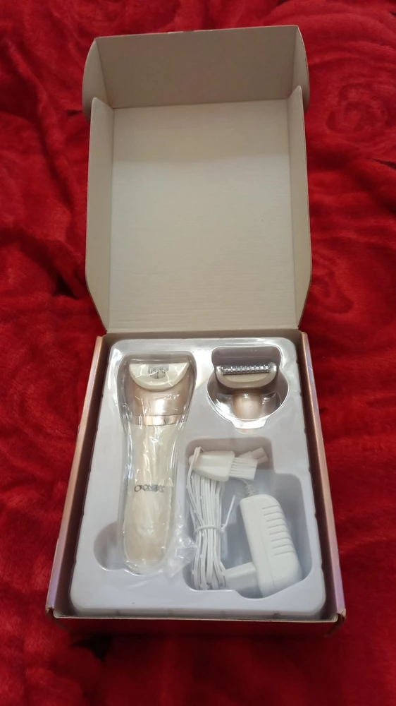 Мне понравился. Новенький. Работает хорошо. Сначала использовала от сети, шнур длинный. Сейчас стоит на подзарядке, индикатор мигает, значит всё исправно. Спасибо! Как-то у нас в Беларуси брак не приходит, заказывала электотовары и раньше, всегда всё новое и работает. Может продавцы добросовестные)) Спасибо всем!