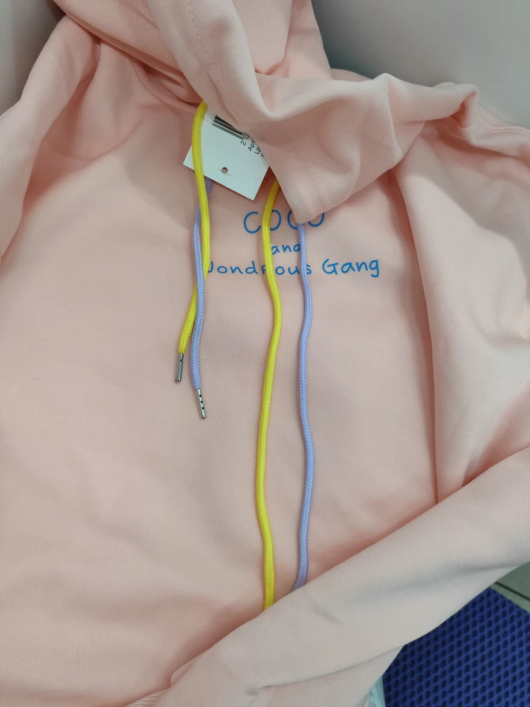 Цвет действительно персиковый, из-за этого вид у худи уже совсем другой.
Шнурки совершенно не те, тонкие и дешёвые.
Принт тоже самый дешёвый, который потрескается через пару стирок. Сейчас есть возможность печатать более долговечные принты.
Отказ.