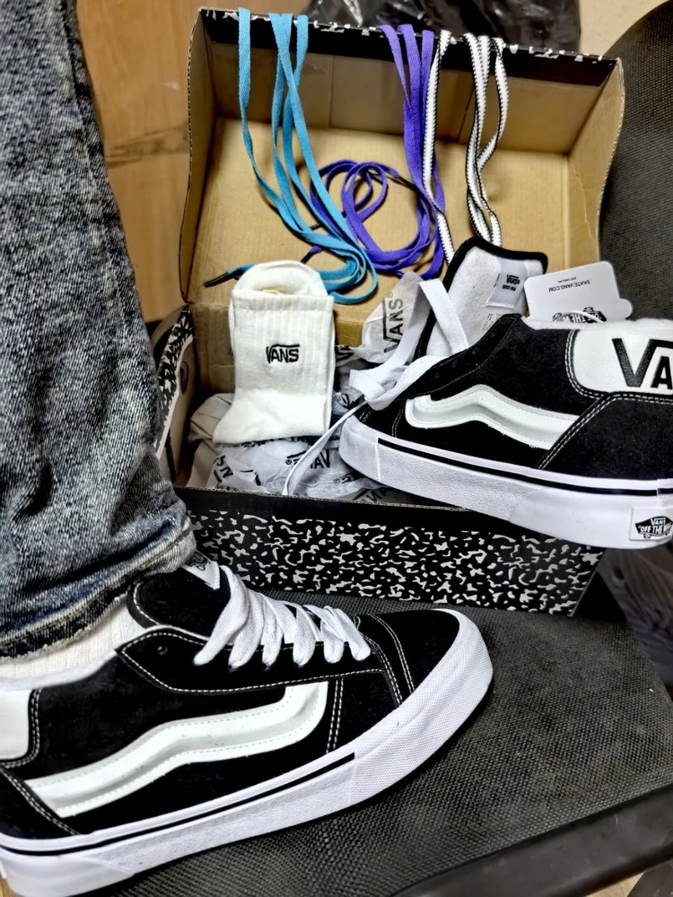 Кеды Vans - это просто пушка! Я был в восторге от первого взгляда, а когда надел их, понял, что это не просто красивая обувь, а еще и офигенно удобная. Дополнительные шнурки и носки, которые прилагаются, - это просто топ! Теперь я могу наслаждаться моими любимыми кедами в любое время и в любом месте. Спасибо за такой крутой товар! Однозначно рекомендую🥳🥳🥳🥳🥳