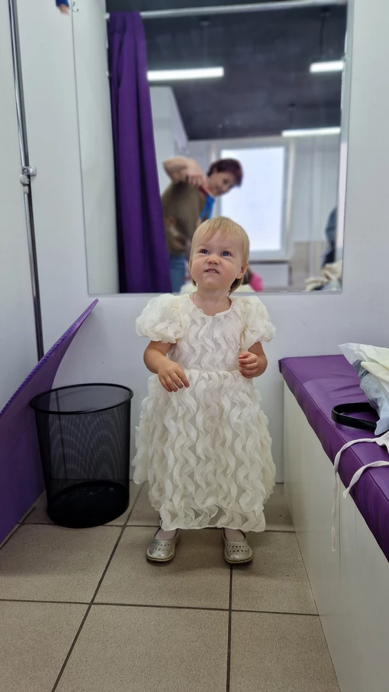 Очень красивое. Конечно желтоватое, по сравнению с фото. Но все равно красивое.
Нравиться что подкладка хлопок,  а не синтетика.
Брали на 2 годика, рост 83 у дочки (платье 90), и село хорошо, даже широкое немного.