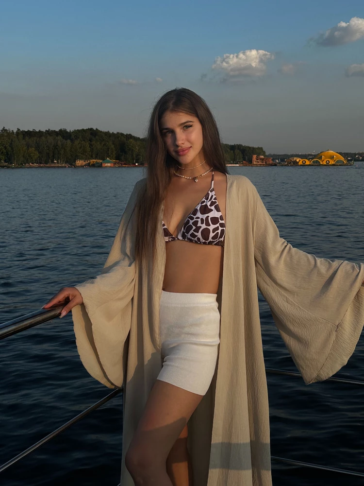 Очень классные шорты, приятные к телу, удобные. Немного просвечивают, но с белым бельем - ок.