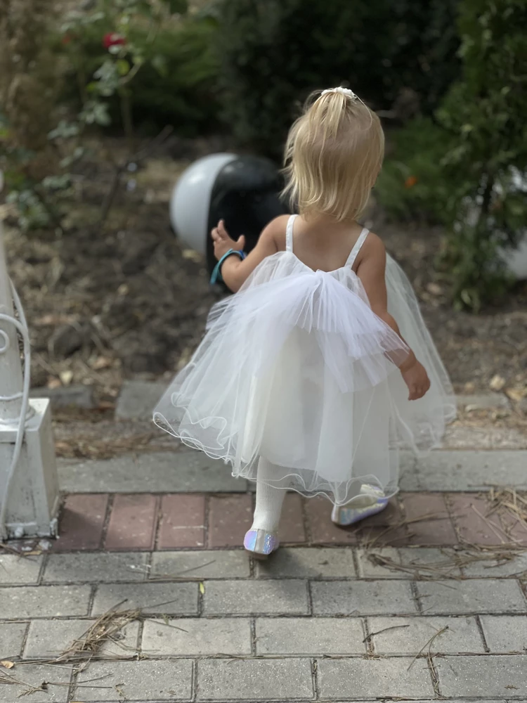 Очаровательное платье 😍 На рост 83см взяла размер 80-90, отлично подошел, даже есть запас. Пришло хорошо упакованное, не мятое. Крылышки цепляются на пуговку, боялась, что будут колоть, но нет, не касаются ребенка. У платья хлопковый мягкий подклад, поэтому фатин тоже не колется. Дочка счастливая играла в нем весь вечер, не сковывает движение. Собрали множество комплиментов