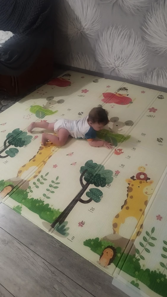 Обычный коврик для ползания и гуляния на полу. Пришел целый весь в аккуратной сумочке на замочке. Доставка правда задержалась, но это не критично.