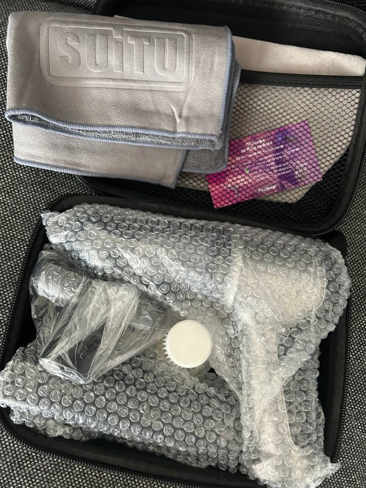 Мощность пылесоса довольно хорошая, испробовали на деле: крошки хорошо убирает ,да и шерсть неплохо. Очень порадовал комплект , большое количество насадок, еще и тряпочка качественная. 2 скорости , провели уборку в авто на 2-ой скорости , на всю весту заряда хватило. Это наш не первый пылесос для авто, и поверьте именно в этом пылесосе удобнейшая ручка. Упакован был очень хорошо ,   доставка быстрая. Спасибо продавцу )