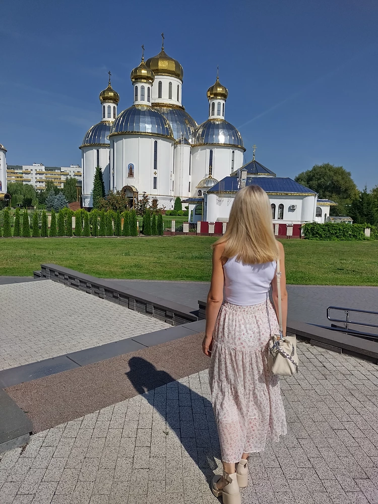 Лёгкая, струящаяся🤍 Просвечивает сзади немного, но это не критично.