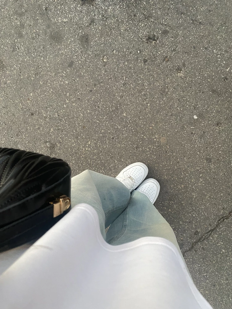 в полне нормальная реплика,но не думаю,что прям очень долго проживут.
на счет размера,в отзывах практически все писали,что маломерит на размер-два,я заказала по сути свой размер 38(39),чуть-чуть вот буквально большие,ходить можно,но с пяточки слетает иногда.
на пункте смотрела,товар пришел в пакете,то есть,коробки нет.
зато есть фейк документы с пойзона и положили еще одни белые шнурки к форсам. так же на подошве,чуть чуть черная краска какая то,ее не видно,но если прям брать кроссовок и всматриваться в него,черные потертости вполне можно заметить.
в первый же день появились заломы.
стелька нет слов,я почему то думаю,что она в скором времене вымрет,какая то не живучая на вид.
а так,в полне симпатично и аккуратно смотрится,оправдывает цену