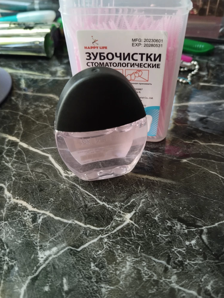 15 мл крохотулька.Внешне оформление приятное,не медицинский вид.Дырочка под пробкой не маленькая,поэтому не стоит надавливать на бутылочку чтобы капнуть.
У меня первые несколько секунд ощущение жжения в глазах,потом проходит.Такой эффект бывает от некоторых каплей,что в инструкции пишут норма.