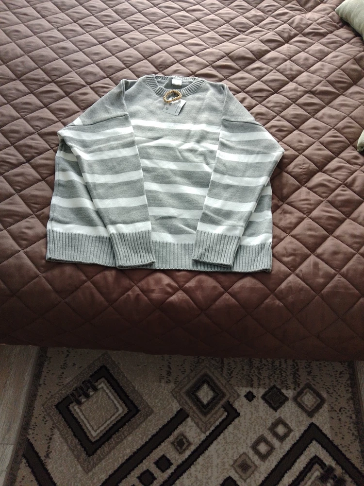 Отличный свитер! Хорошо пошит,сел идеально, приятный запах, цвет. Ещё и подарочек, резинка для волос. Спасибо продавцу за хороший товар по приятной цене. Рекомендую к покупке