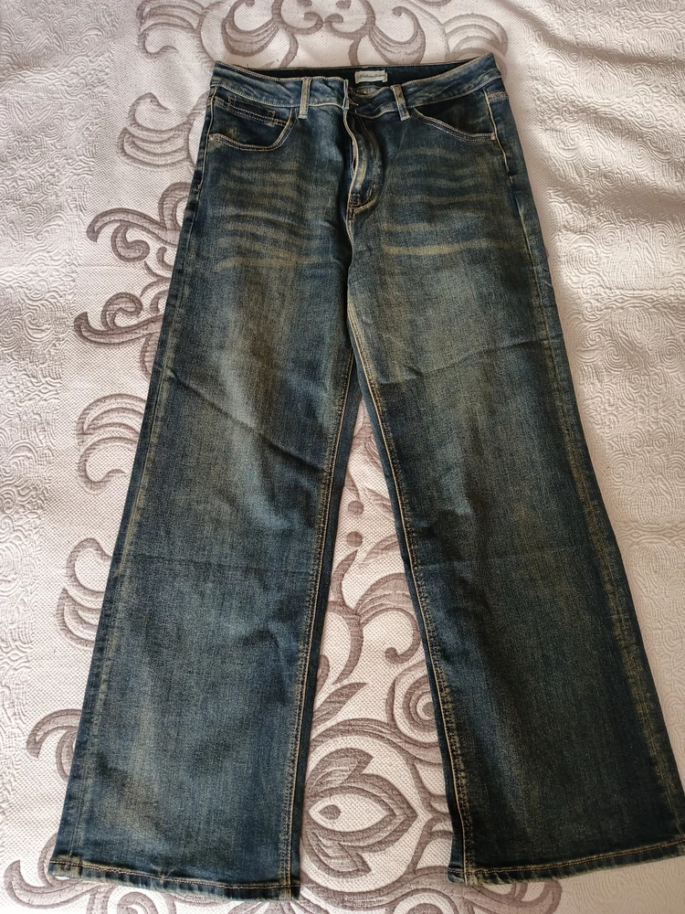 Джинсы не плохие, я конечно не любитель этих новомодных "грязных" цветов, но очень сложно найти джинсы которые хорошо сядут. Купила у вас светлые, ношу не нарадуюсь)) решила взять темные к осени. Скажу честно они по качеству немного по хуже, но по посадке отлично! Штанины как будто варились в разных кастрюлях))) но я понимаю что на это обращаю внимание только я) Теперь по длине, они подошли прекрасно на рост 173, не волочатся по земле, что мне и было нужно, в дождь не хочется ходить в брюках мокрых по колено. Размер ближе к 52 чем 54. Но у всех фигура разная , все индивидуально. Мой "спасательный круг" на талии они не передавливают. В общем и целом я довольна! Стрейч есть. Посадка комфортная. Спасибо!