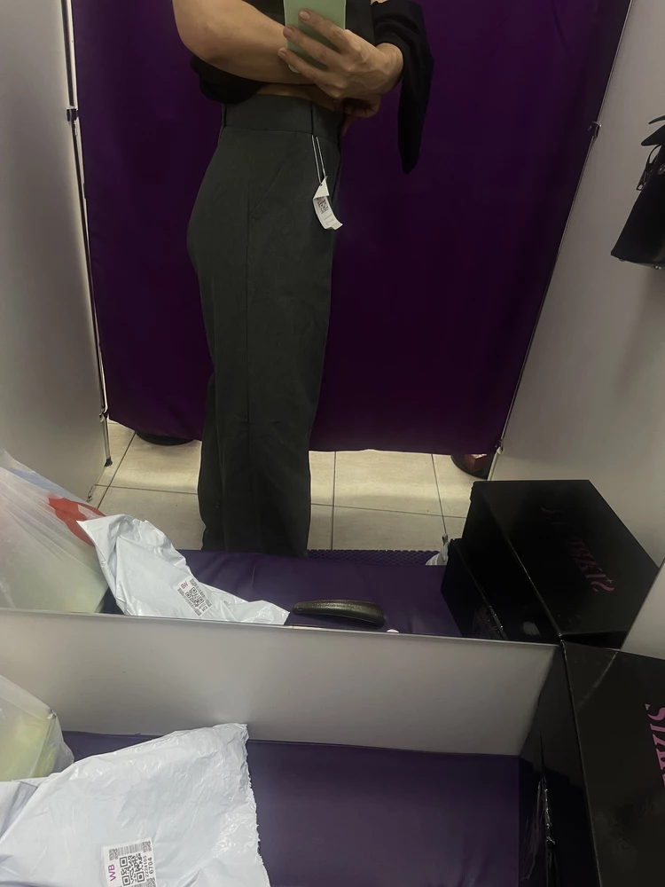 Ткань, сухая, на ощупь не приятная.
В талии 74 см сели хорошо, под попой складки почему-то. Не понравилось как сидят на мне.
На рост 175 см длинна отличная- это единственный плюс.