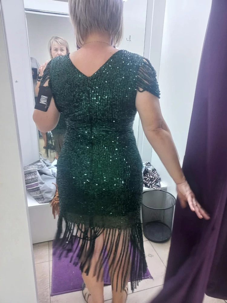 Платье неплохое,но на стройных!! А так же минус - сыпятся пайетки и пока его пыталасьдостать из пакета и расправить