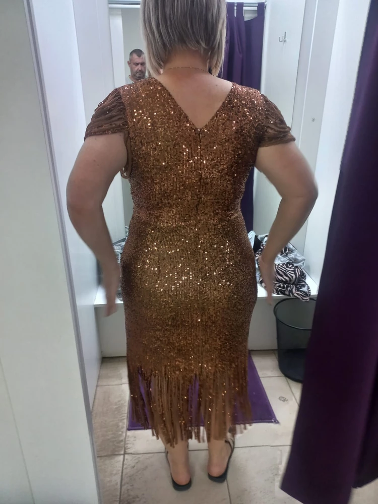 Сильно сыпятся пайетки. Когда достаешь из пакета и расправляешь его, то пайетки цепляются друг за друга и получается что то вроде затяжек На платье не было бирки.Конечно же оно на стройных. Мне кажется цена завышена для него