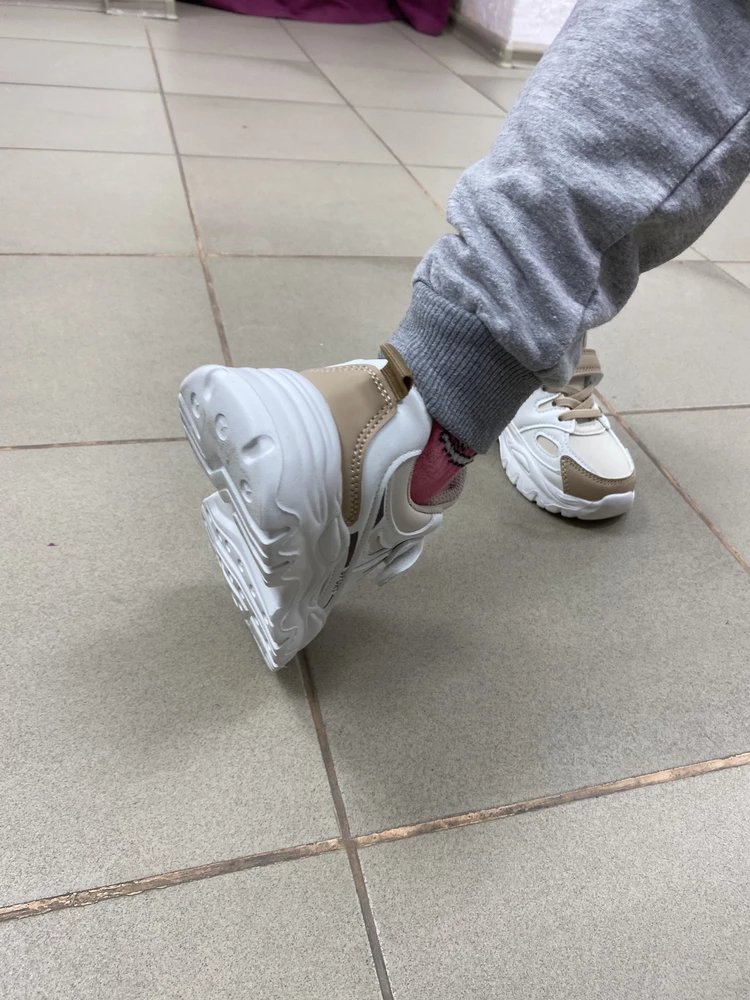 Кросоовки хорошенькие. Плотные. немного был запах, но быстро выветрился. 
Обули прям в центре выдачи и пошли гулять 🤗