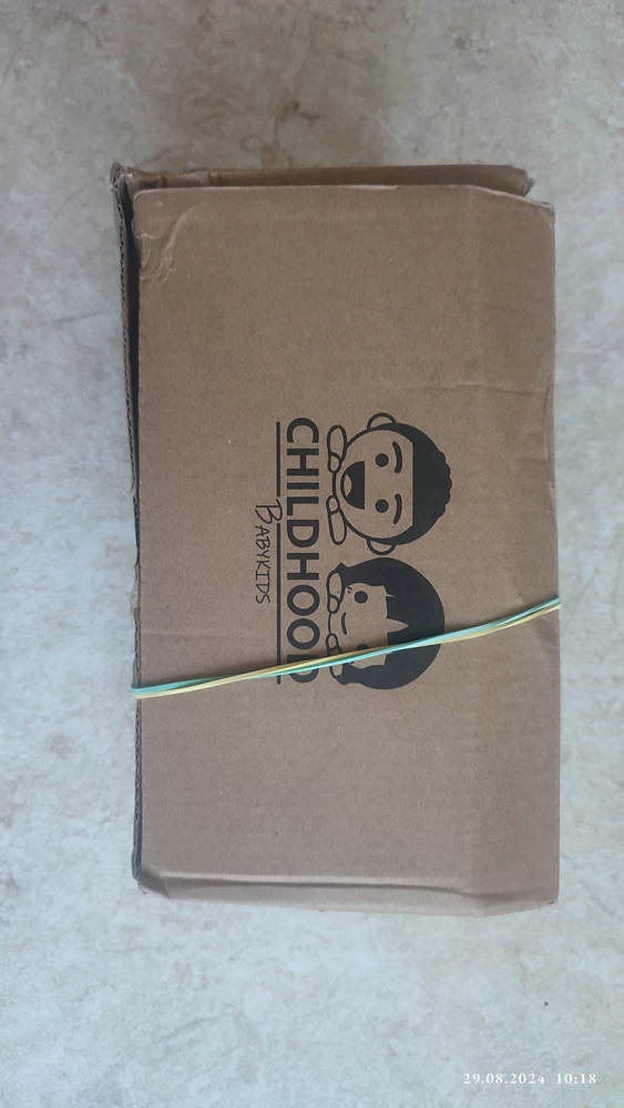 Коробка пришла вся убитая. Кеды целые. Без пыльника или бумаги,без чего либо защищающего обувь от царапин и потертостей. Кеды оказались целы, размер соответствует. Стелька тонкая, обычная-в таких ходить ребенку постояно нельзя. Сразу меня на ортопедическую. Но брала кеды для физкультуры в садике, на 20 минут достаточно будет их.