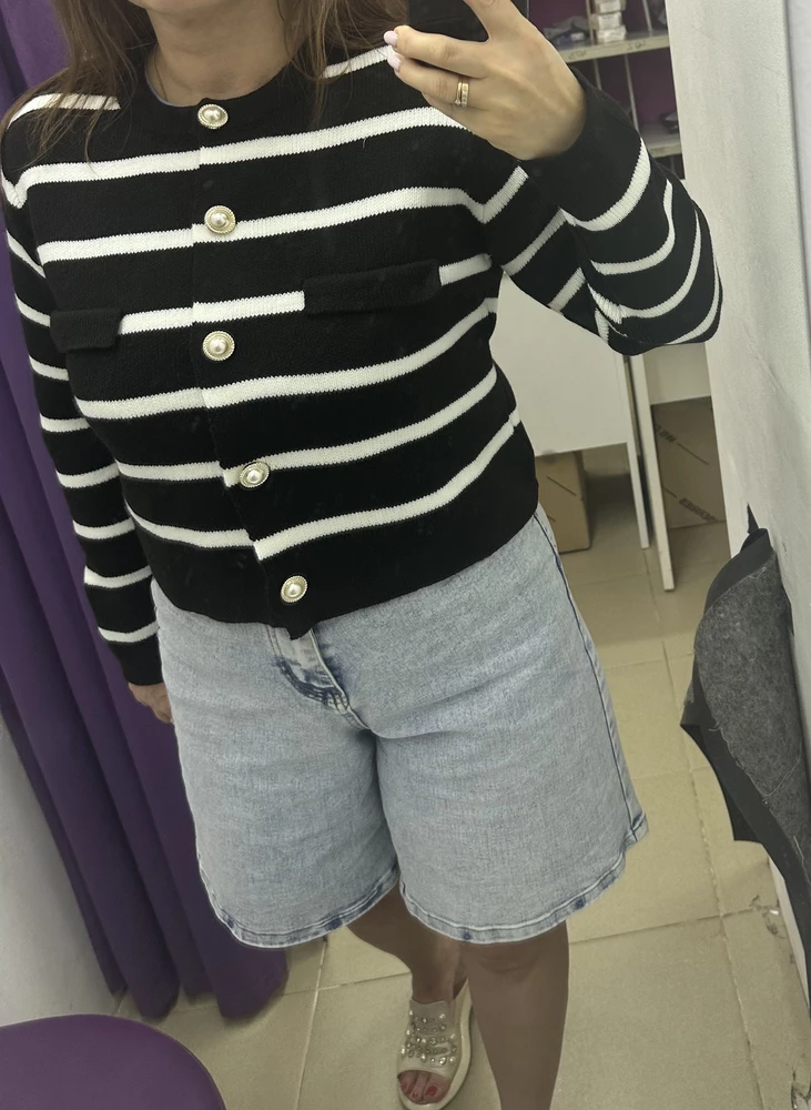 Специфический для меня скрипучий 100% актрил. Пошита нормально, торчащих ниток нет. Довольно толстая вязка, подойдет действительно только до 46 размера. Пуговицы под Шанель. 
Мне не понравилось, что накладные фальш-кармашки на груди  пришиты прям на белой полоске. По мне, так не очень, поэтому не выкупила и сняла заезду.