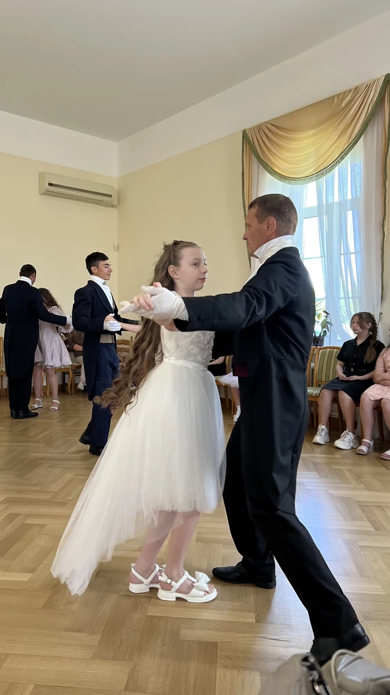 Брали на выпускной бал, оно волшебное🥰бантик тоже шел в комплекте