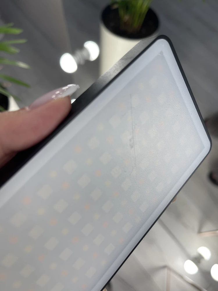 Безумно расстроена( Очень торопилась, не было времени проверить, понадеялась на порядочность продавца, оказалось, напрасно( Вещь пришла пошарпанная, нет ни одной защитной плёнки, только какая-то наклейка, не понятно для чего, то, что лампой  пользовались видно не вооружённым взглядом! Не рекомендую!