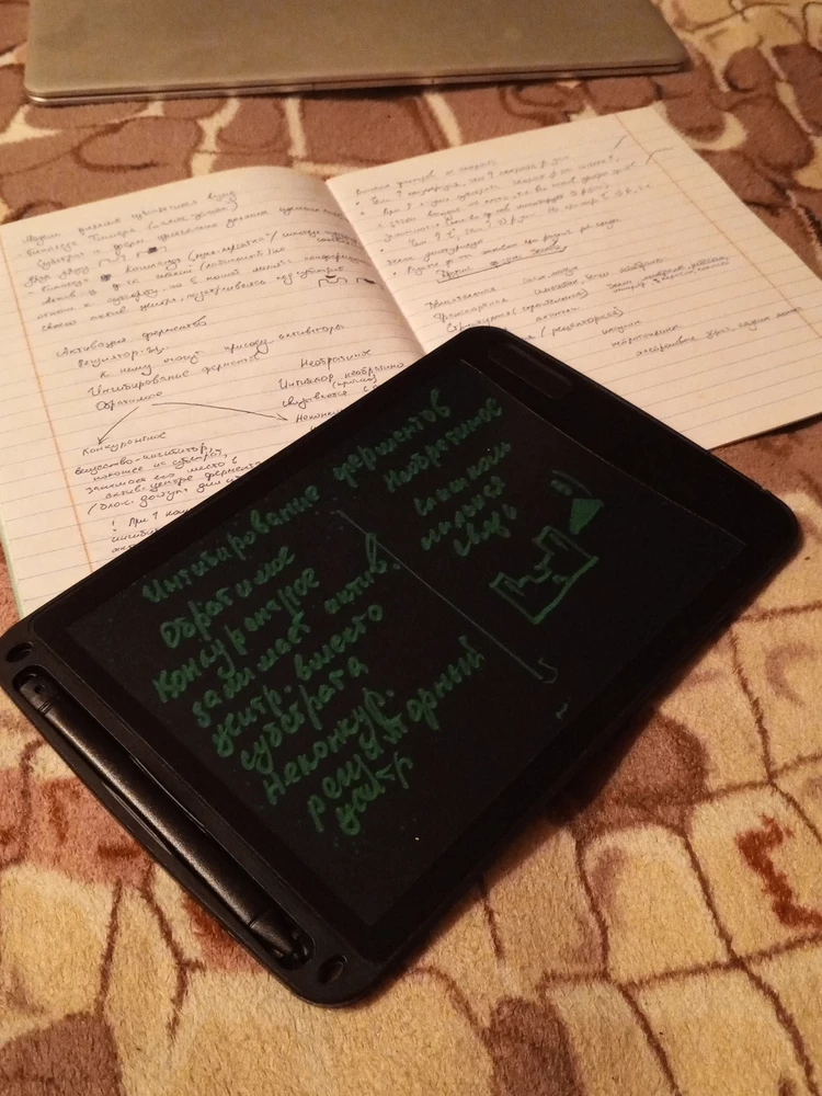 Не пожалела, что выбрала именно этот планшет. Искала маленького размера для учебы( не люблю тратить много листов на повторение тем или написание хим.реакций, поэтому искала альтернативу "написал—стёр") Пишет хорошо и достаточно ярко, стирается без заеданий. Единственный минус — у меня быстро стерлась белая кнопочка, но это не большая проблема)