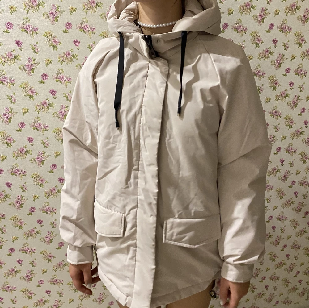 Куртка понравилась.
Качество не разочаровало.
Подклад куртки на синтепоне, думаю, что будет не холодно в прохладную погоду. Брали на смену плаща и ветровки.
Модель удлиненная, чтобы попа была закрыта и не мерзла.
К покупке рекомендую.