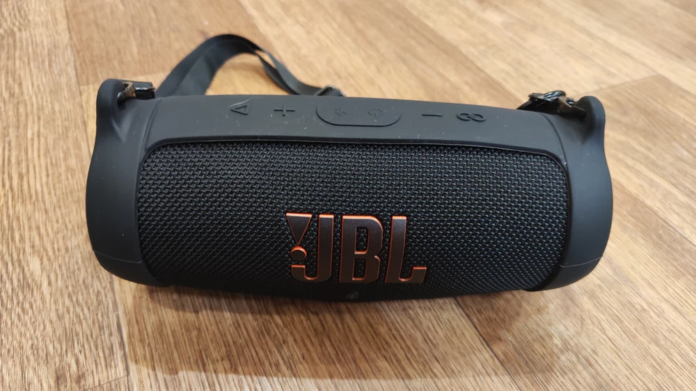 Отличный чехол, jbl charge 5 встал классно