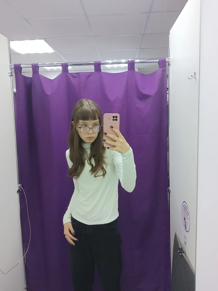 лонгслив хороший, но как будто он больше молочного цвета, приятный к телу