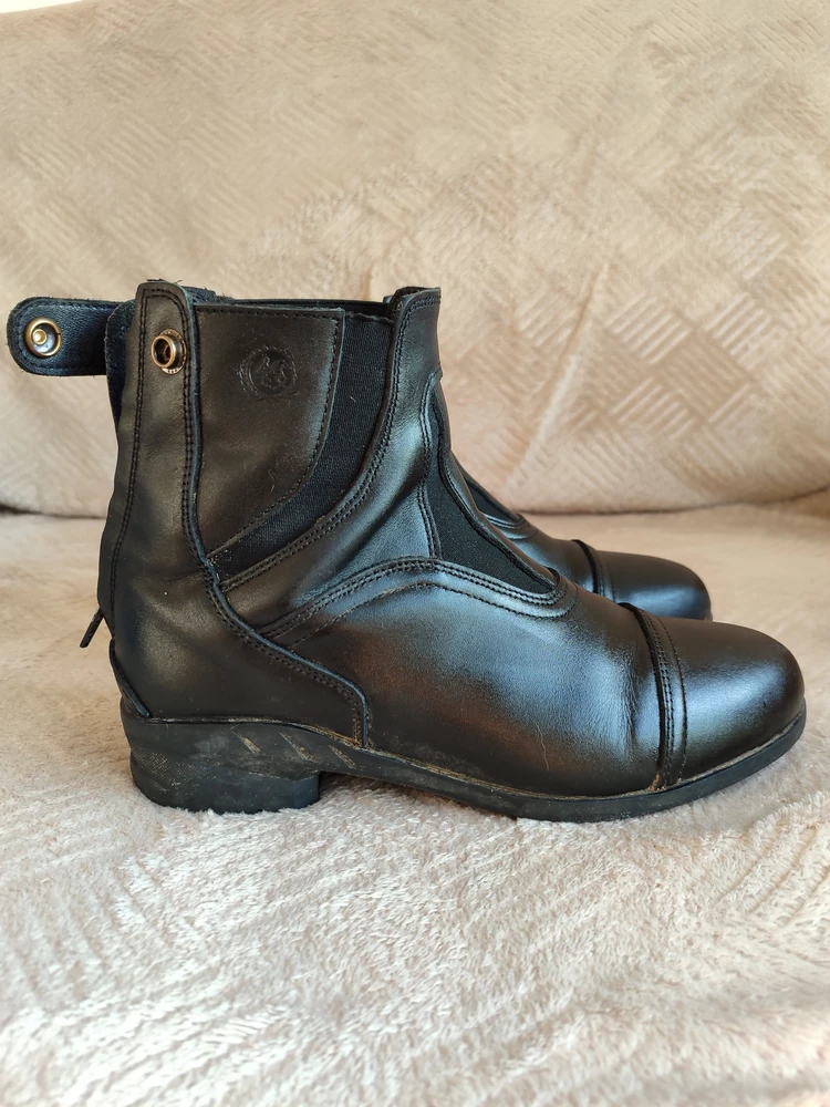 Отличные челси, наконец-то нашли дочке на широкую ножку. Две тренировки и соревнование - испытание пройдено. Размер соответствует.