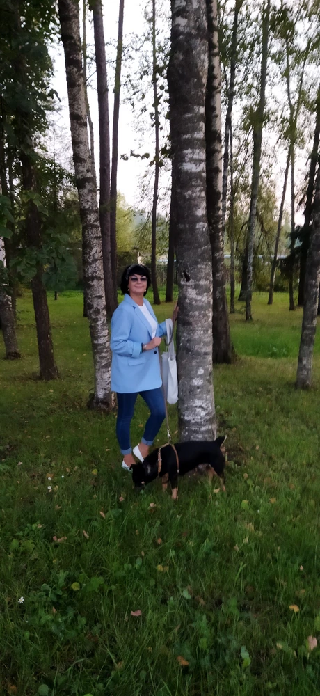 Супер! 👍
Перебрала разные, но этот вне конкуренции. Цвет -небесно-голубой, качество очень приятное, гладится отлично, пошив идеален, на свой 48,взяла 48,смотрится классно, стильно, ярко. Сидит как лёгкий оверсайз. Девочки, рекомендую однозначно! Спасибо за качественный товар!!!