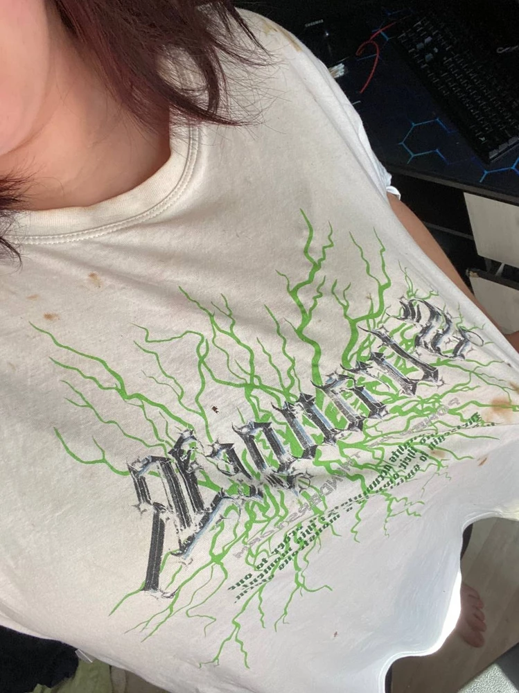 Футболка конечно повидала жизнь притензий нету, футболке год принят шикарный и не стерся