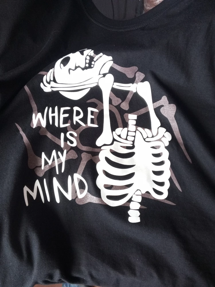 Заказывала с золотистым принтом как на картинке, а приехала с кофейным. Расстроена. В остальном футболка шикарна