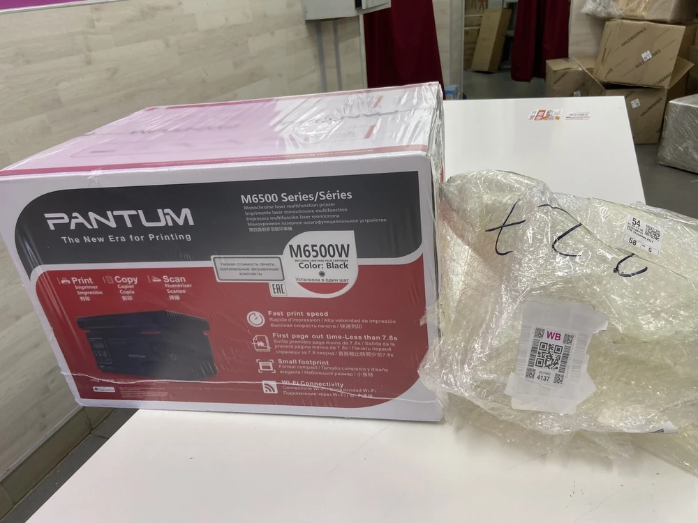 Было заказано МФУ Pantum M6550NW, а пришло Pantum M6500W, то есть без устройства автоподачи оригиналов. Заявка на возврат была сделана сразу тот же момент в ПВЗ в сопровождении сотрудника ПВЗ. Продавец отклонил ее. Повторную тоже отклонил. На карточке товара видно, что таких как я покупателей еще трое с товаром не той модели в их заказах.