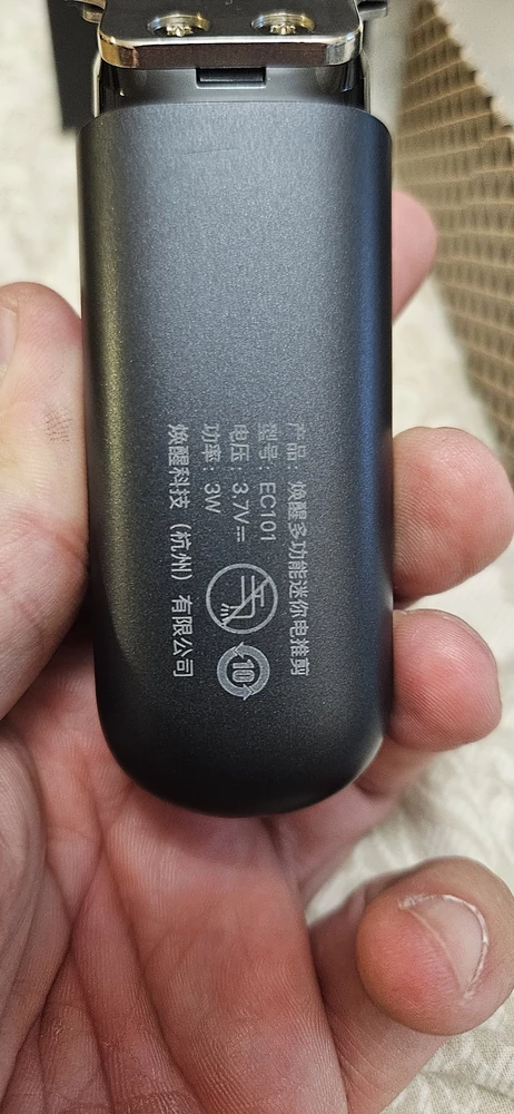 Маленькая удобная. 4 звезды за микро USB  в 24 году!