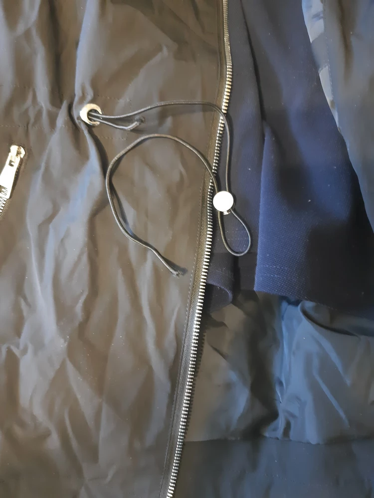 Ветровка хорошо сидит по фигуре,хорошего качества.Бракованный шнурок на поясе,буду думать как его зашить и вправить.