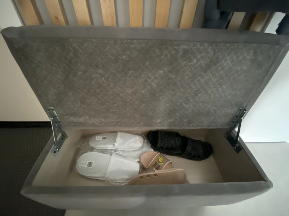 В целом хорошо. Но, забирали с полностью разваленной откидной системой. Пришлось собирать по кусочкам ,пазы для саморезов были уже все расшатаны. Советую производителю не устанавливать ее, а прсото класть в комплект. А так только ножкт прикрутить и все готово👍🏻