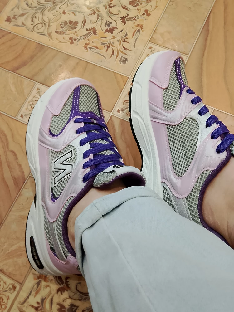 Отличные кроссы, очень лёгкие,комфортные, бегаю как в тапках.На свой 38 взяла 38,считаю,что идут в размер.Спасибо!