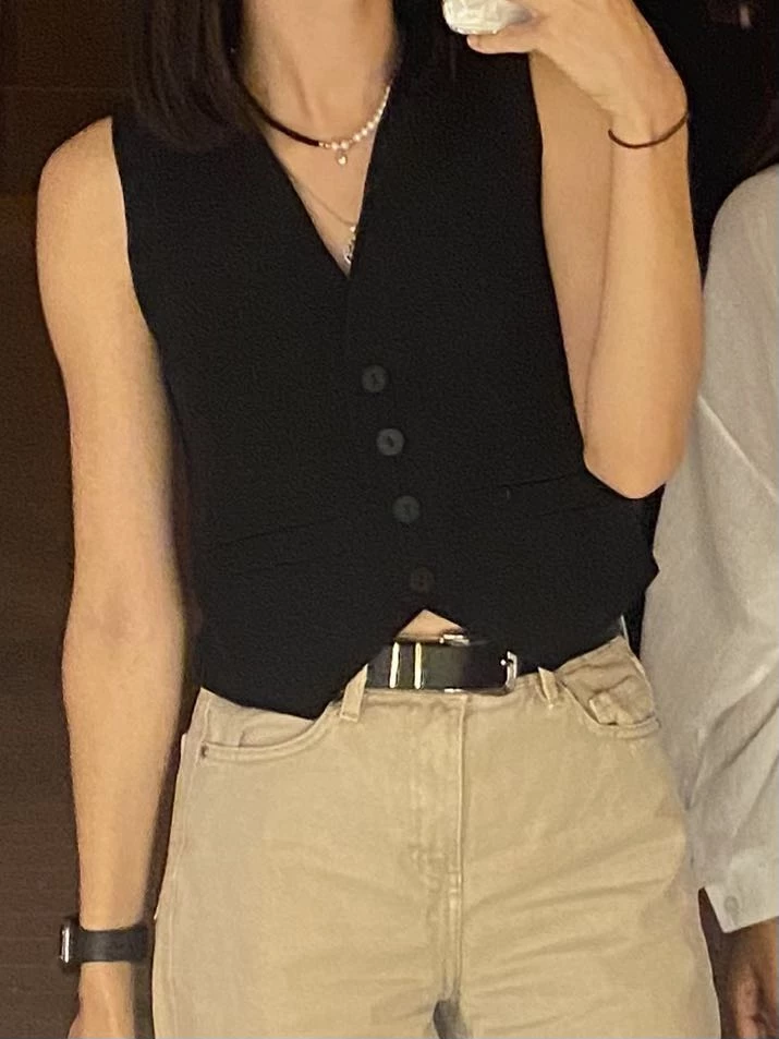 Заказывала три разные желетки для сравнения. Эта самая качественная и круто сидит. Лифа не видно, облегает. Ношу в основном S, но по меркам посмотрела и заказала XS - угадала.