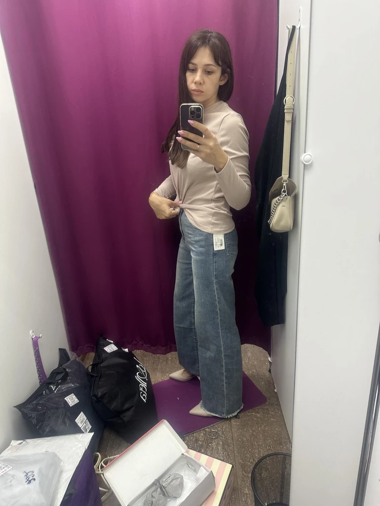 Хотелось бы поменьше на размер. Но самый маленький 28. Немного великоваты (чуть торчит в обоасти поясницы). Но очень понравились, длина на рост 170 что надо, даже с каблуком) Поэтому забрала, отнесу ушить)