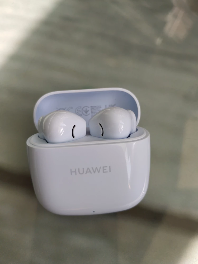 Качество отличное , звук плотный, лично мне не хватает чуть чуть высоких частот, но это не любителя. Упаковка дошла целая , запечатанная, из коробки сразу удалось проверить работу - все отлично. Зарядка type-c , тоже плюс 
По работе время не одной зарядке не проверял, но для меня вполне хватает.