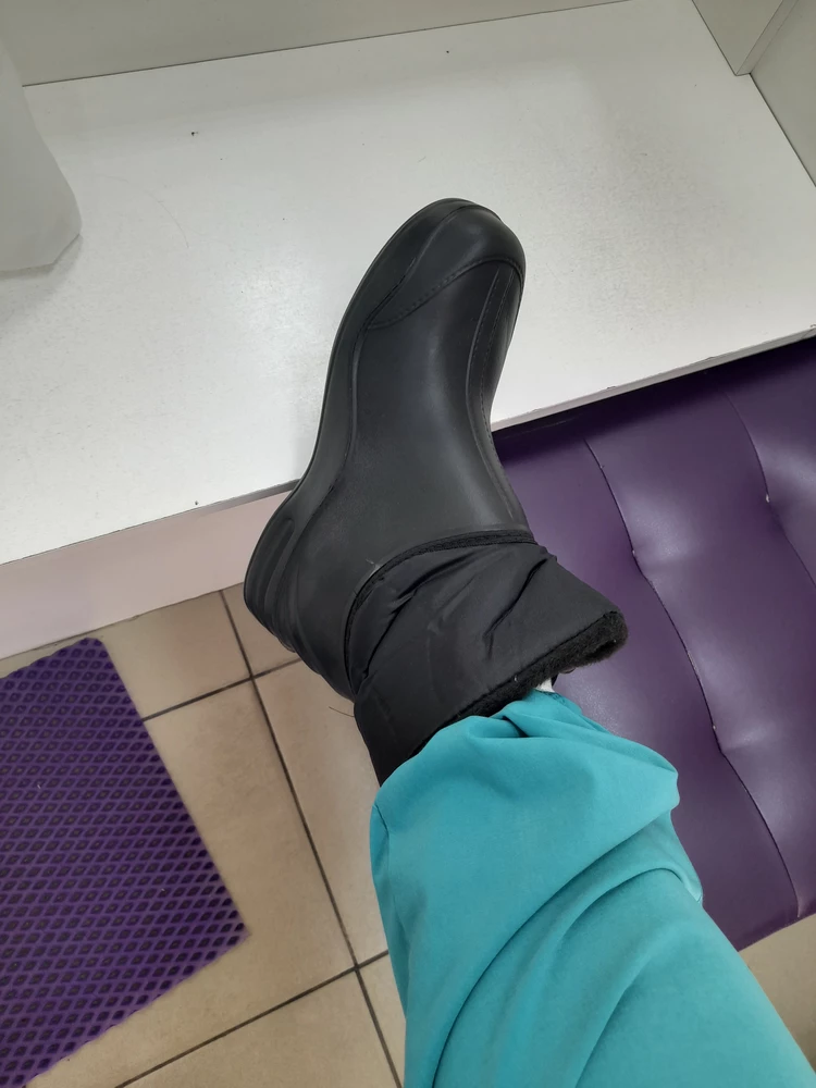 Начиталась отзывов о том что маломерят и заказала 44,а надо было все таки 43 брать, тогда сели бы отлично! Сапоги- чудо как хороши,на ногах не чувствуются вообще,но увы и ах- велики оказались...теперь буду караулить когда в продаже появится мой размер..к покупке ОДНОЗНАЧНО РЕКОМЕНДУЮ!!!!