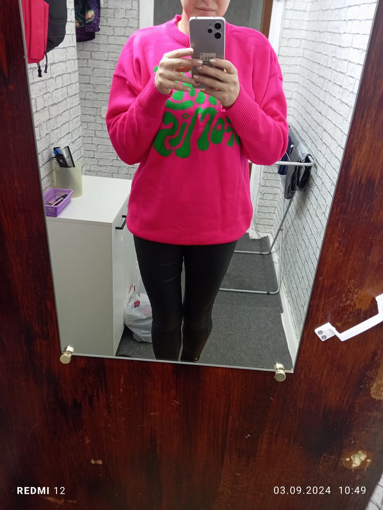 Свитер огонь. Яркий, мягкий, приятный к телу. Размеру соответствует.