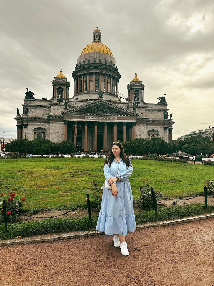 Прекрасное платье💙
На рост 178 см село отлично,купила на размер больше,чтобы сидело свободнее. Ткань приятная,платье пошито хорошо,нечено не торчит,строчки ровные. Надеюсь после стирки не сядет.