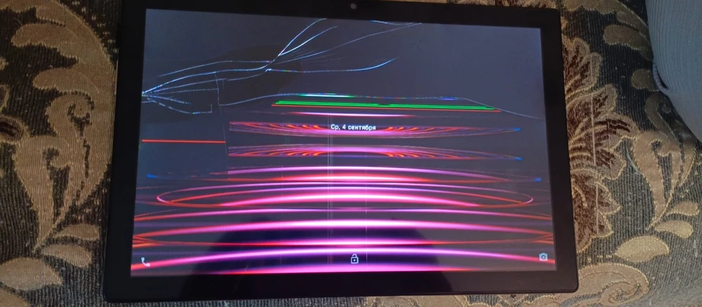 Пришёл планшет с браком. Сотрудники ВБ не разрешили открывать сразу, а сказали, что у них новые правила и теперь дома под камерой. Пришли открыли, а экран треснут. Ребёнок расстроился и я тоже. Теперь никак не могу вернуть деньги. Продавец всё проверяет и проверяет. Хотя по видео всё видно