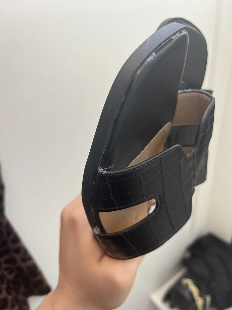 Красная цена этим тапочкам 500р за такое ужасное качество