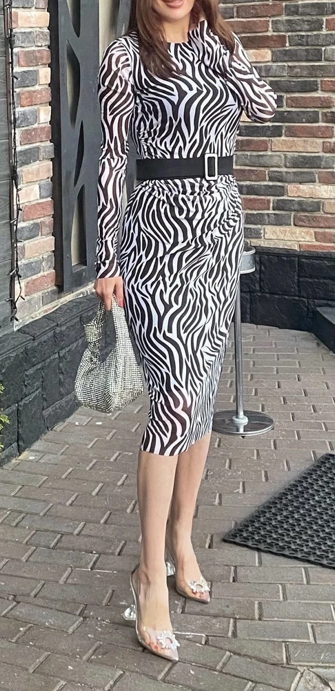 На свой 44 р-р взяла 42-й, село идеально
Сидит по фигуре, платьем очень довольна👍🏻
Единственное - немного узкая горловина.