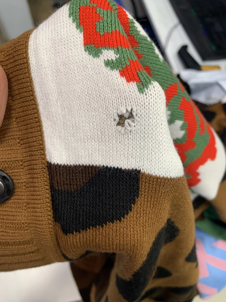 Хороший кардиган но пришел с дыркой на кормане. Возврат.