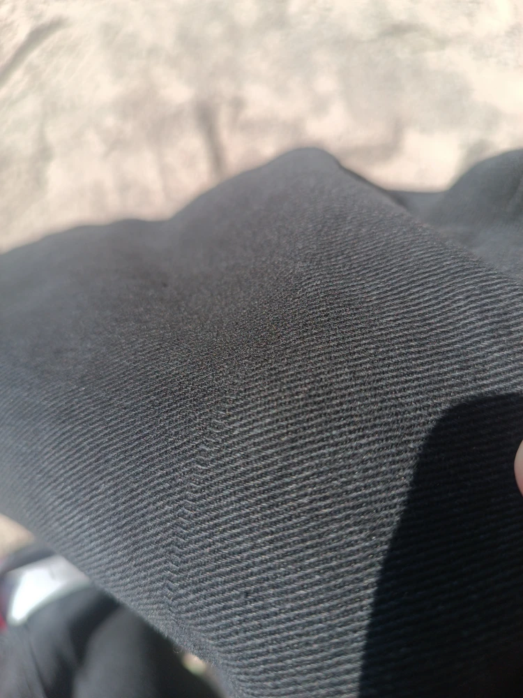 Объективно штаны не очень. Пришли с какими то потёртостями, из джинсы повсюду торчат затяжки (или катушки), очень быстро затираются. Ну а так прикольные, но за свою цену могли быть и покачественнее