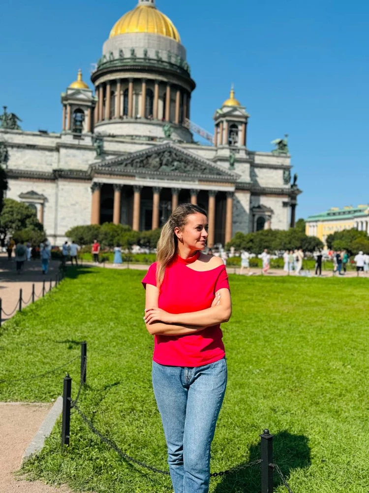 Футболка бомбическая. Очень яркая. На свой 44 взяла 42, так как оверсайз не мое.