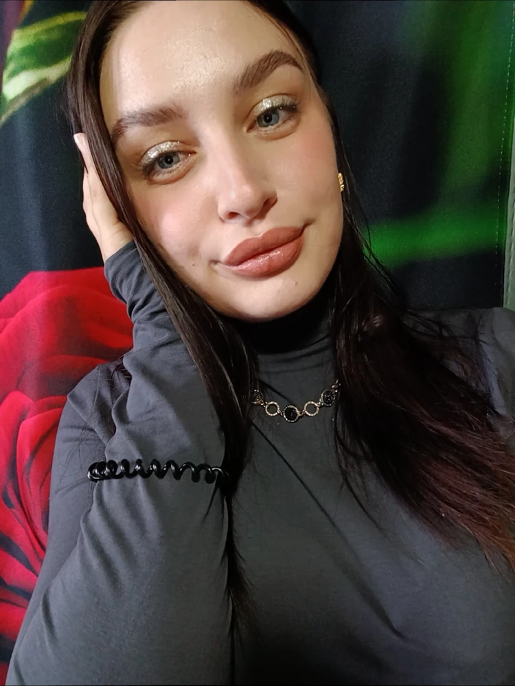 Всё как на фото,ткань клёвая,но безумно длинные рукава(((